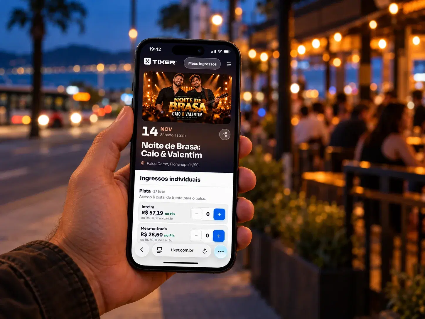 Mão segurando o celular na rua ao anoitecer, com a página da Noite de Brasa aberta e os preços no Pix e no cartão